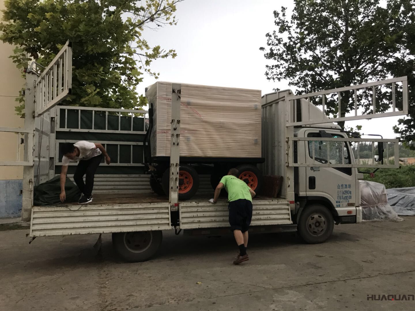 一臺(tái)HQ30GF移動(dòng)靜音拖車柴油發(fā)電機(jī)組于7月12日成功發(fā)往上海市