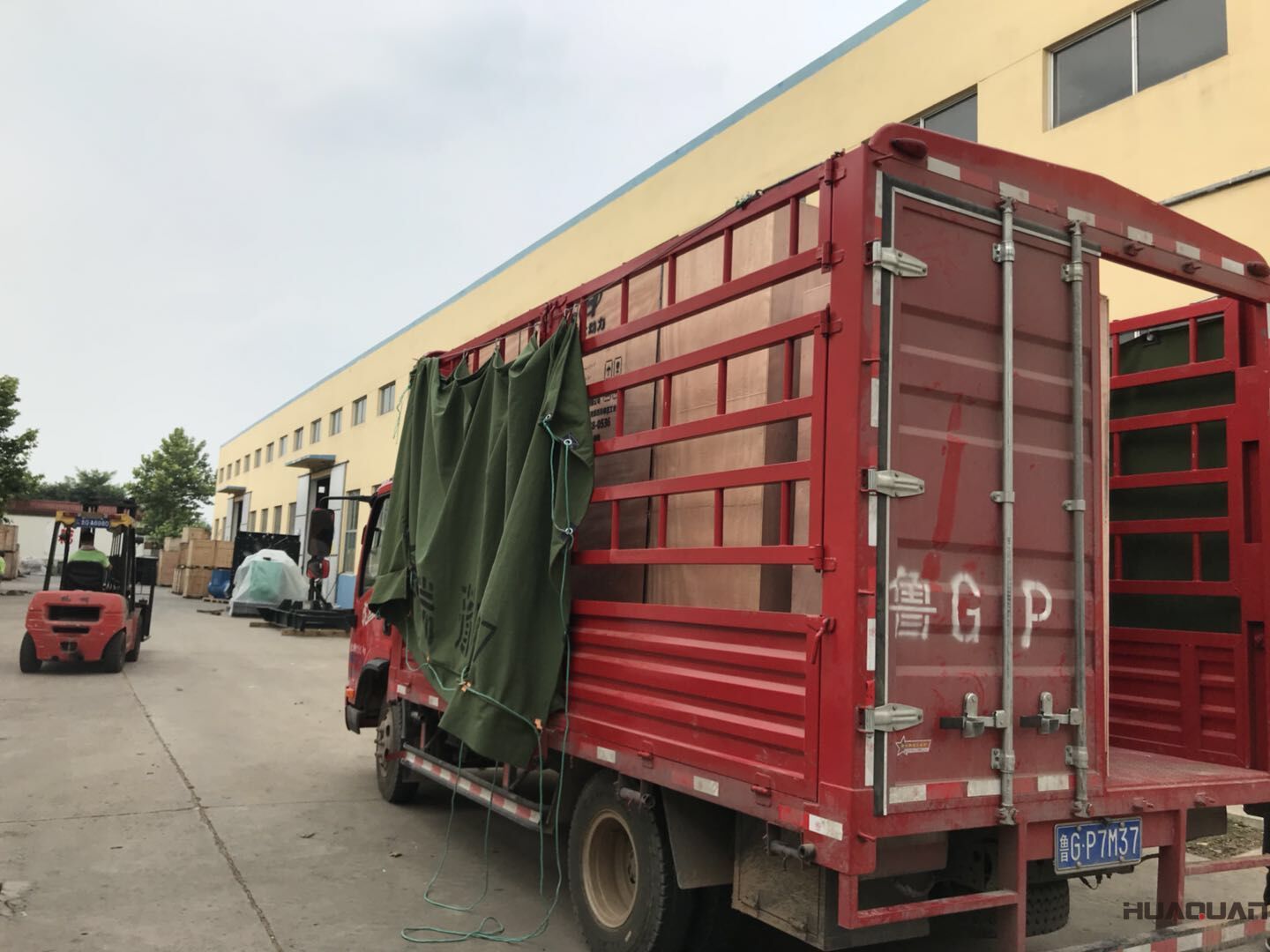   7月22號(hào)兩臺(tái)HQ100GF和HQ30GF標(biāo)配型柴油發(fā)電機(jī)組發(fā)往河北