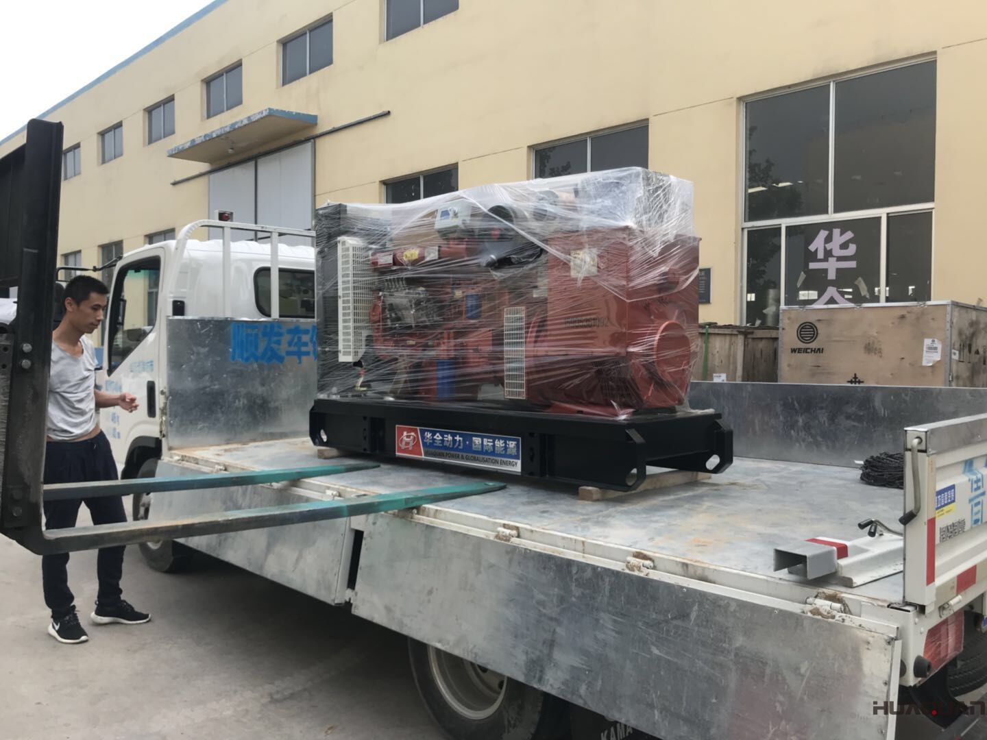 一臺100kw標配柴油發(fā)電機組于8月18日發(fā)往河北省