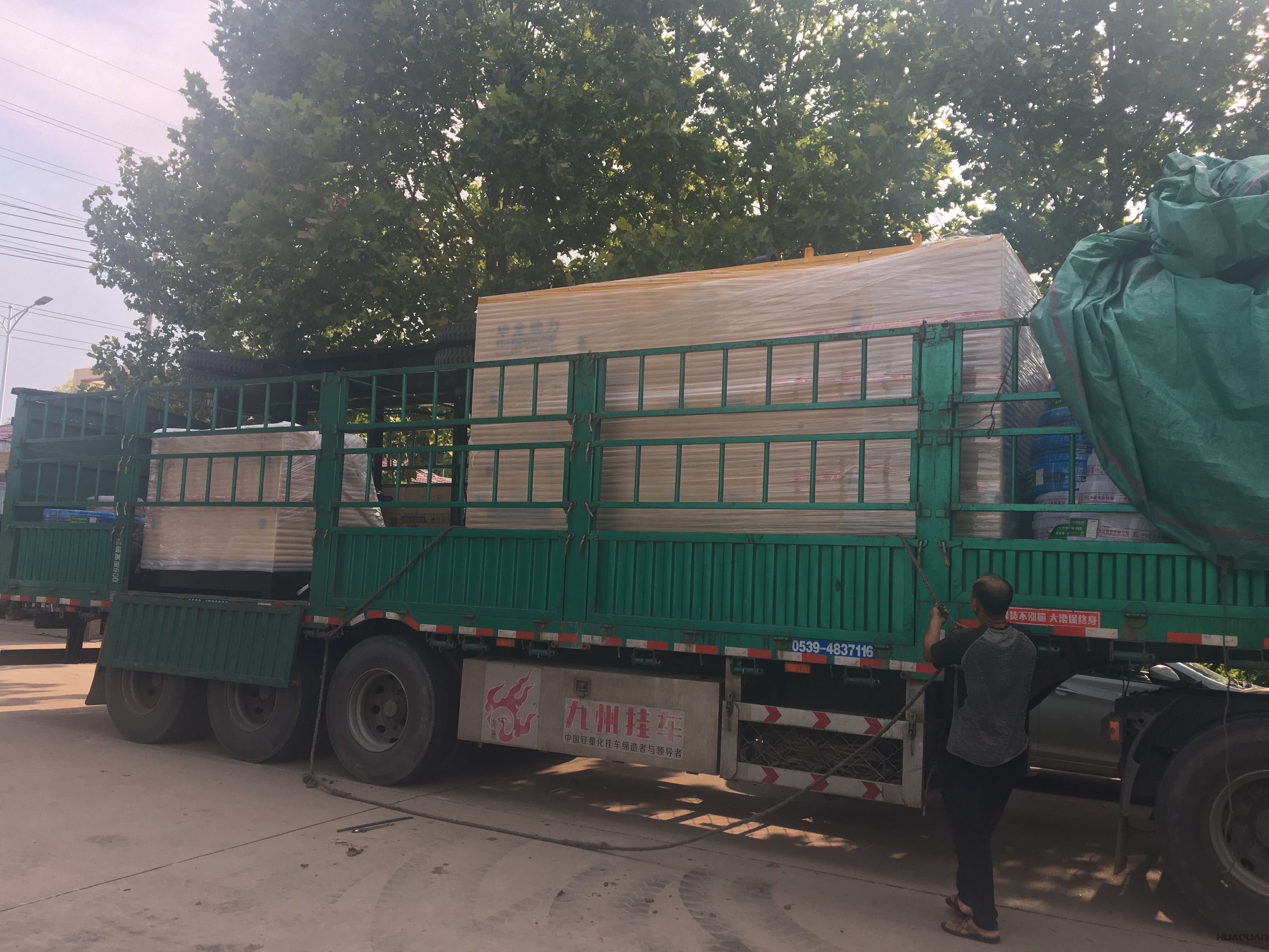 8月28日，一臺400kw四保護康明斯柴油發(fā)電機組從華全動力順利發(fā)往青島市