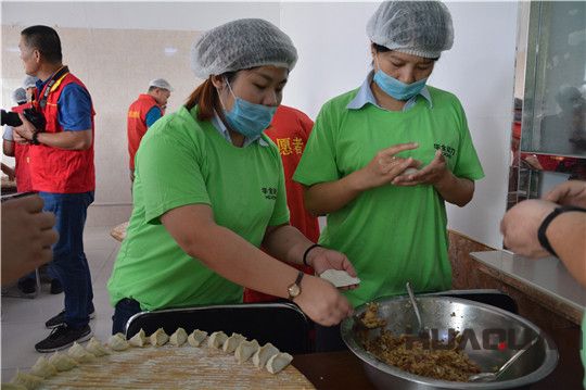 華全動(dòng)力為養(yǎng)老院老人包水餃