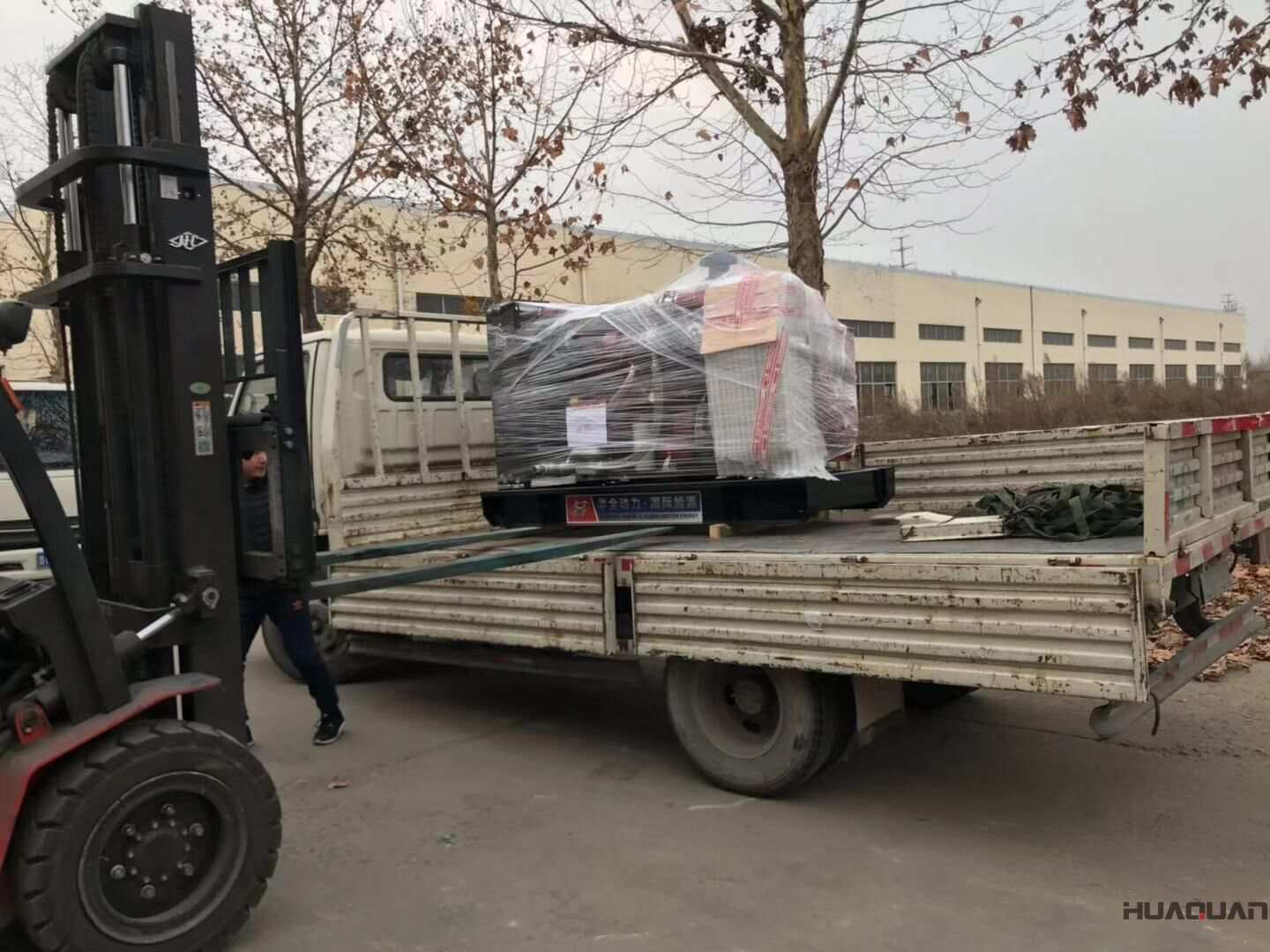 11月28日，一臺(tái)50kw標(biāo)配柴油發(fā)電機(jī)組從華全動(dòng)力順利發(fā)往山東省