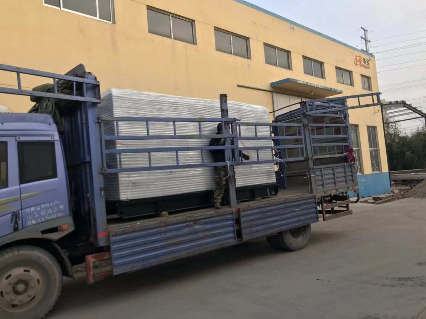 12月18日，山東省劉先生從華全動力采購的180kw自動化柴油發(fā)電機組順利發(fā)往目的地