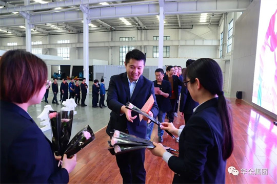 華全集團員工領(lǐng)取母親節(jié)鮮花送媽媽