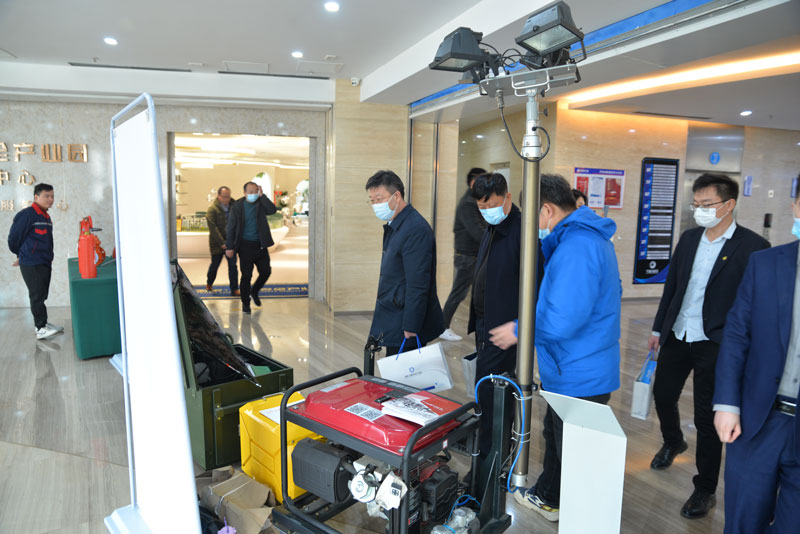 濰坊市領導蒞臨華全動力展位參觀考察發電機組、儲能電源和水泵機組