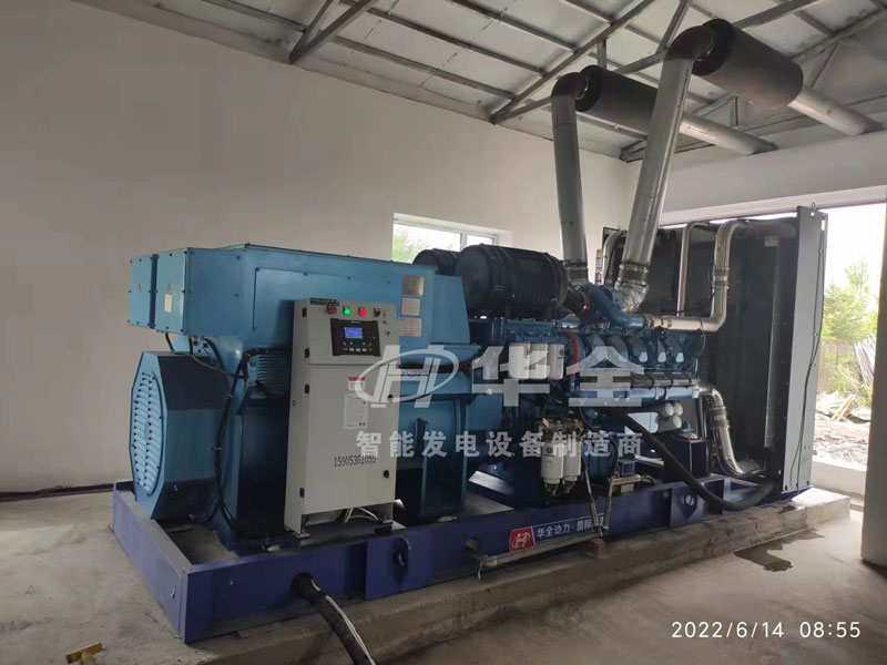 礦山用華全2400千瓦高壓并機發(fā)電機組安裝調(diào)試現(xiàn)場